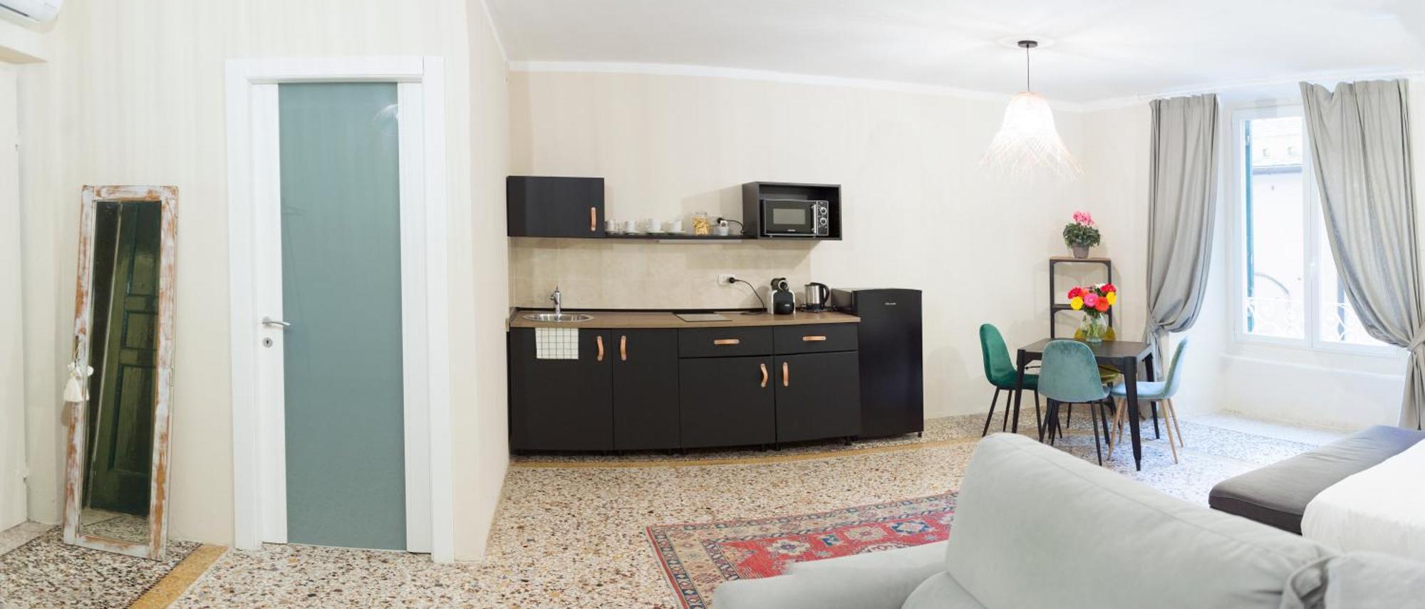Guest house La Piazzetta & Genoa
